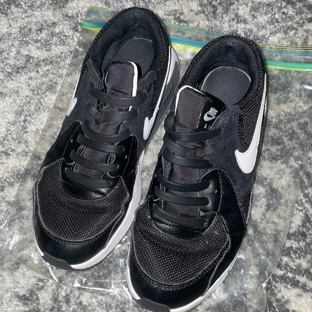 Nike air max excee size 5Y WOMENS size 7